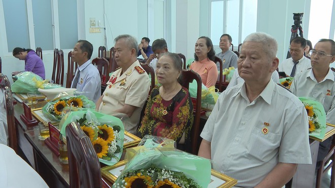 Phường An Phú Đông long trọng trao Huy hiệu Đảng đợt 2/9, tri ân những cống hiến - Ảnh 2.