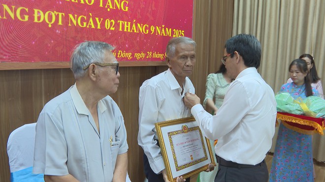 Phường An Phú Đông long trọng trao Huy hiệu Đảng đợt 2/9, tri ân những cống hiến - Ảnh 1.