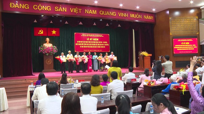 Phường Khánh Hội trao huy hiệu Đảng cho 27 đảng viên - Ảnh 2.