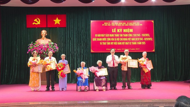 Phường Khánh Hội trao huy hiệu Đảng cho 27 đảng viên - Ảnh 4.