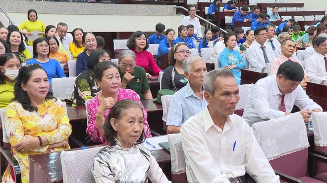 Phường Khánh Hội trao huy hiệu Đảng cho 27 đảng viên - Ảnh 5.