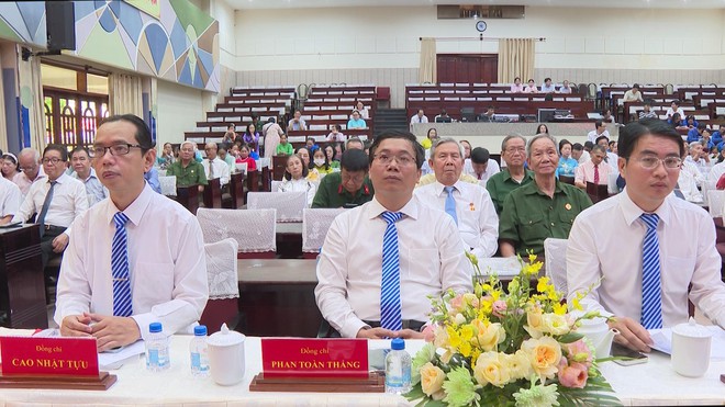 Phường Khánh Hội trao huy hiệu Đảng cho 27 đảng viên - Ảnh 3.