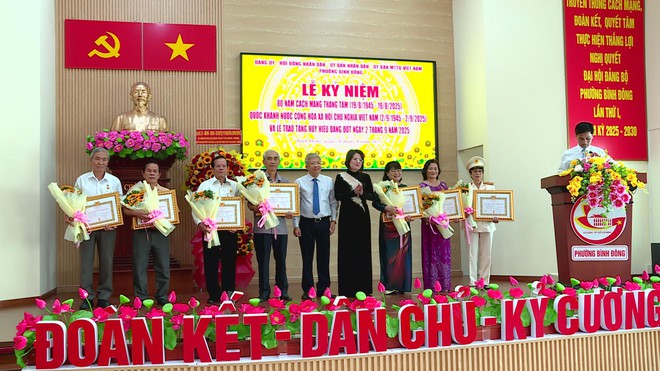 Phường Bình Đông, TP.HCM trao huy hiệu Đảng đợt 2/9 - Ảnh 5.