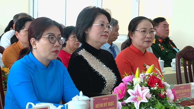 Phường Bình Đông, TP.HCM trao huy hiệu Đảng đợt 2/9 - Ảnh 2.