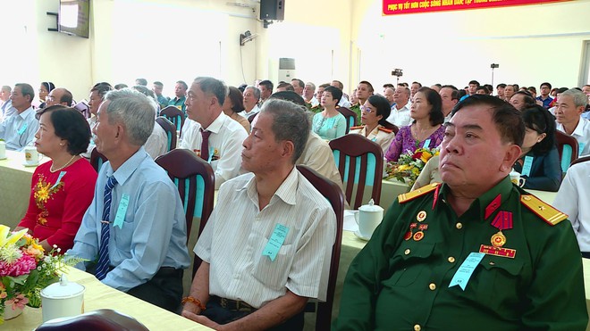 Phường Bình Đông, TP.HCM trao huy hiệu Đảng đợt 2/9 - Ảnh 3.