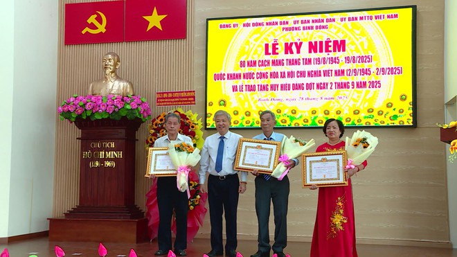 Phường Bình Đông, TP.HCM trao huy hiệu Đảng đợt 2/9 - Ảnh 6.