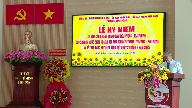 Phường Bình Đông, TP.HCM trao huy hiệu Đảng đợt 2/9 - Ảnh 1.