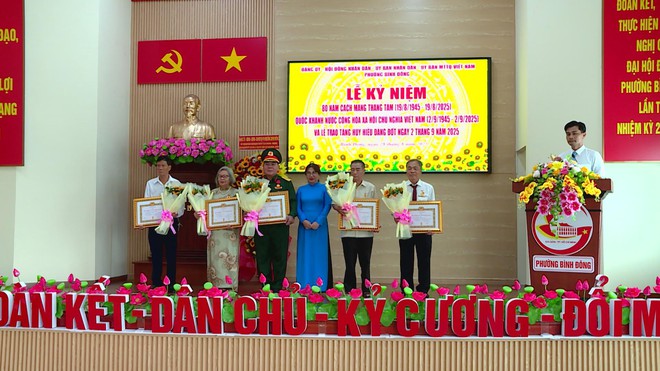 Phường Bình Đông, TP.HCM trao huy hiệu Đảng đợt 2/9 - Ảnh 7.