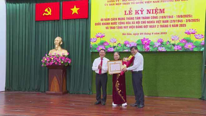 Phường Sài Gòn vinh danh 27 đảng viên trong Lễ kỷ niệm Quốc khánh 2/9 - Ảnh 2.
