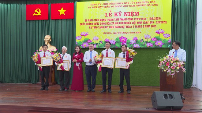 Phường Sài Gòn vinh danh 27 đảng viên trong Lễ kỷ niệm Quốc khánh 2/9 - Ảnh 1.