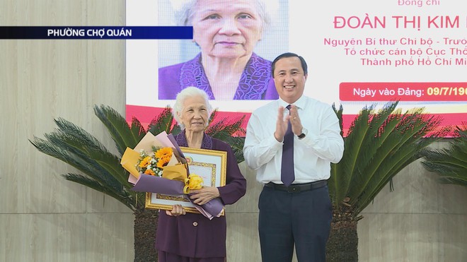 Phường Chợ Quán trao tặng Huy hiệu Đảng cho 31 đảng viên lão thành - Ảnh 10.