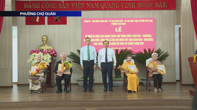 Phường Chợ Quán trao tặng Huy hiệu Đảng cho 31 đảng viên lão thành - Ảnh 6.