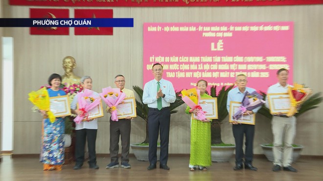 Phường Chợ Quán trao tặng Huy hiệu Đảng cho 31 đảng viên lão thành - Ảnh 7.