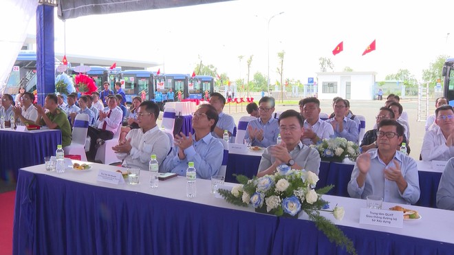 Khai trương bến xe buýt Hóc Môn – Điểm đậu mới khu Tây Bắc TP.HCM - Ảnh 2.