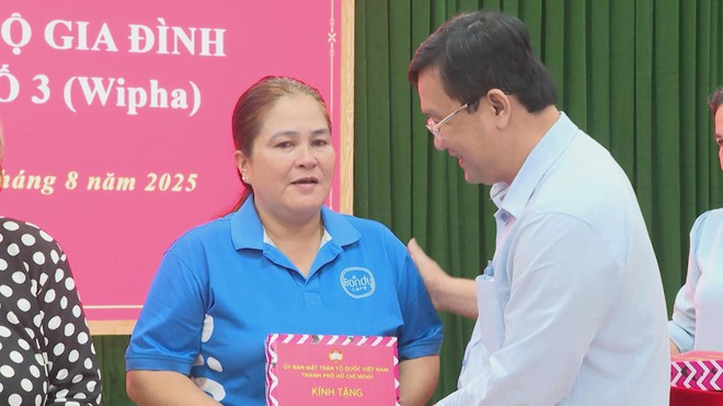 Ủy ban MTTQ Việt Nam TP.HCM thăm, tặng quà cho 5 hộ gia đình bị ảnh hưởng bão số 3 - Ảnh 1.