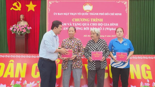 Ủy ban MTTQ Việt Nam TP.HCM thăm, tặng quà cho 5 hộ gia đình bị ảnh hưởng bão số 3 - Ảnh 2.