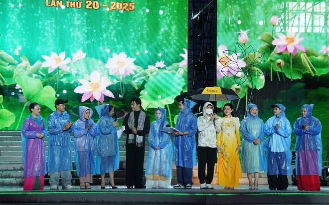Khán giả đội mưa xem nghệ sĩ tổng duyệt Gala "Chuông vàng vọng cổ" - Ảnh 1.