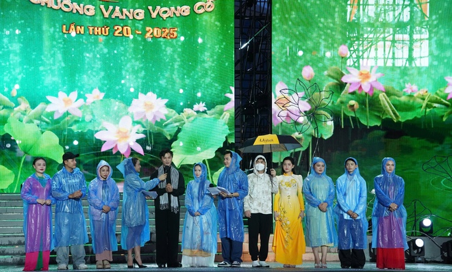 Khán giả đội mưa xem nghệ sĩ tổng duyệt Gala "Chuông vàng vọng cổ" - Ảnh 2.