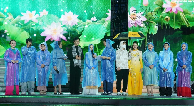 Khán giả đội mưa xem nghệ sĩ tổng duyệt Gala "Chuông vàng vọng cổ" - Ảnh 3.
