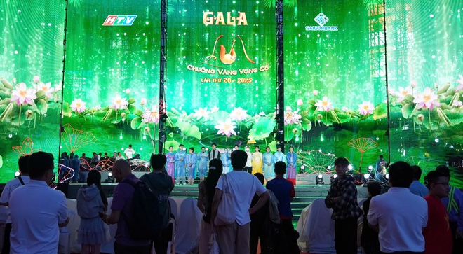 Khán giả đội mưa xem nghệ sĩ tổng duyệt Gala "Chuông vàng vọng cổ" - Ảnh 4.