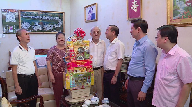 Phó Chủ tịch HĐND TP.HCM thăm gia đình chính sách, người có công - Ảnh 4.