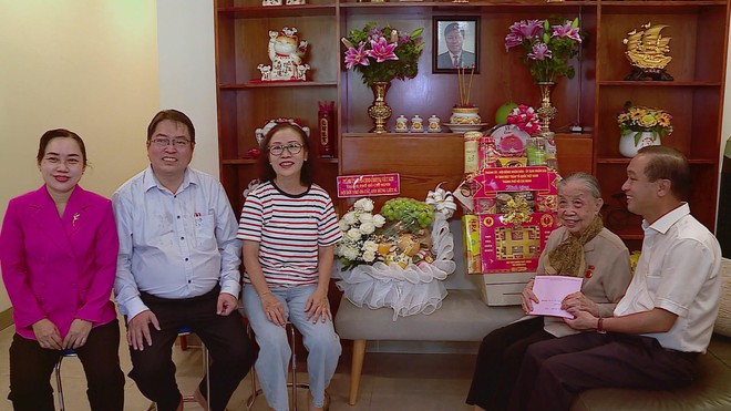 Phó Chủ tịch HĐND TP.HCM thăm gia đình chính sách, người có công - Ảnh 2.