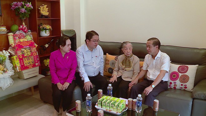 Phó Chủ tịch HĐND TP.HCM thăm gia đình chính sách, người có công - Ảnh 1.