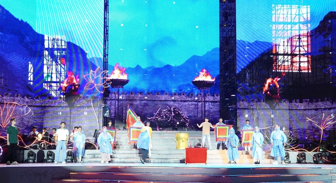 Khán giả đội mưa xem nghệ sĩ tổng duyệt Gala "Chuông vàng vọng cổ" - Ảnh 10.