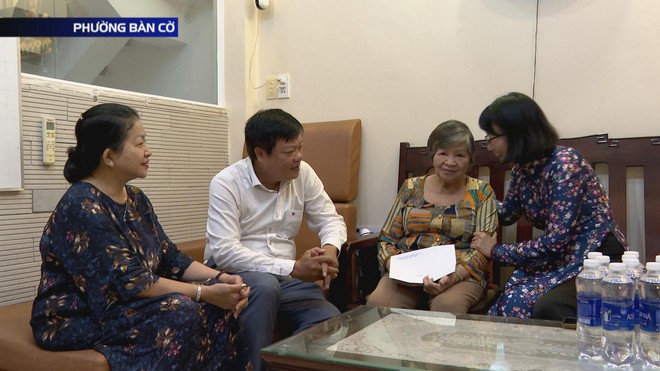 Phó Chủ tịch UBND TP.HCM thăm Mẹ Việt Nam Anh hùng, cán bộ tiền khởi nghĩa- Ảnh 2. Phó Chủ tịch UBND TP.HCM thăm Mẹ Việt Nam Anh hùng, cán bộ tiền khởi nghĩa- Ảnh 2.