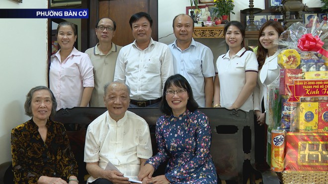 Phó Chủ tịch UBND TP.HCM thăm Mẹ Việt Nam Anh hùng, cán bộ tiền khởi nghĩa- Ảnh 1. Phó Chủ tịch UBND TP.HCM thăm Mẹ Việt Nam Anh hùng, cán bộ tiền khởi nghĩa- Ảnh 1.