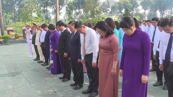Lãnh đạo TP.HCM dâng hương tại đền tưởng niệm liệt sĩ Bến Dược- Ảnh 3. Lãnh đạo TP.HCM dâng hương tại đền tưởng niệm liệt sĩ Bến Dược- Ảnh 3.