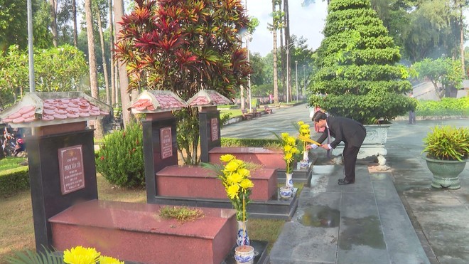 Lãnh đạo TP.HCM dâng hương tại đền tưởng niệm liệt sĩ Bến Dược- Ảnh 4. Lãnh đạo TP.HCM dâng hương tại đền tưởng niệm liệt sĩ Bến Dược- Ảnh 4.