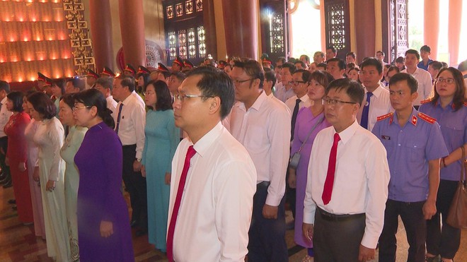 Lãnh đạo TP.HCM dâng hương tại đền tưởng niệm liệt sĩ Bến Dược- Ảnh 2. Lãnh đạo TP.HCM dâng hương tại đền tưởng niệm liệt sĩ Bến Dược- Ảnh 2.