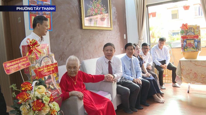Lãnh đạo TP.HCM thăm, tặng quà Mẹ Việt Nam anh hùng, người có công- Ảnh 1. Lãnh đạo TP.HCM thăm, tặng quà Mẹ Việt Nam anh hùng, người có công- Ảnh 1.