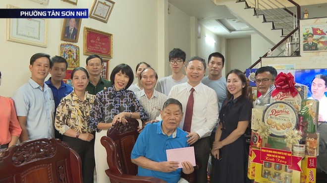 Lãnh đạo TP.HCM thăm, tặng quà Mẹ Việt Nam anh hùng, người có công- Ảnh 2. Lãnh đạo TP.HCM thăm, tặng quà Mẹ Việt Nam anh hùng, người có công- Ảnh 2.