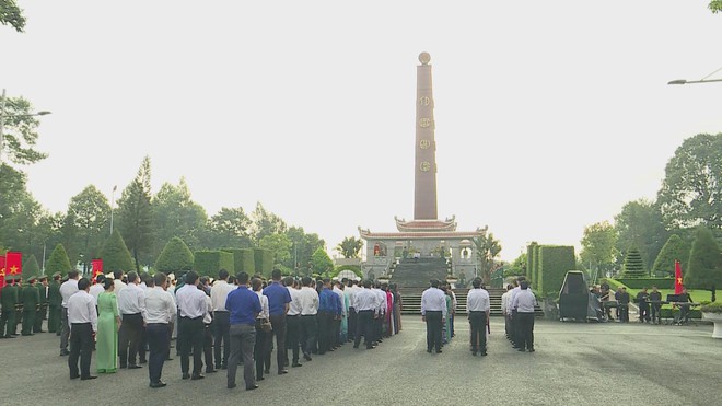 Lãnh đạo TP.HCM viếng nghĩa trang liệt sĩ Bình Dương- Ảnh 2. Lãnh đạo TP.HCM viếng nghĩa trang liệt sĩ Bình Dương- Ảnh 2.