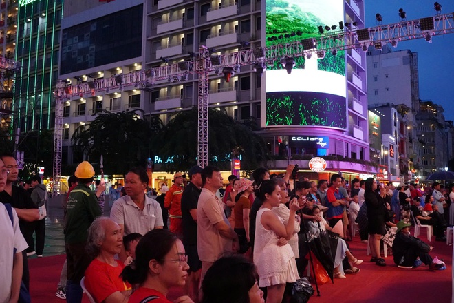 Khán giả đội mưa xem nghệ sĩ tổng duyệt Gala "Chuông vàng vọng cổ" - Ảnh 5.