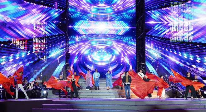 Khán giả đội mưa xem nghệ sĩ tổng duyệt Gala "Chuông vàng vọng cổ" - Ảnh 14.