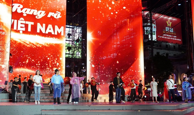 Khán giả đội mưa xem nghệ sĩ tổng duyệt Gala "Chuông vàng vọng cổ" - Ảnh 16.
