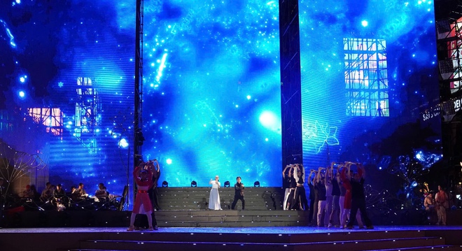 Khán giả đội mưa xem nghệ sĩ tổng duyệt Gala "Chuông vàng vọng cổ" - Ảnh 17.