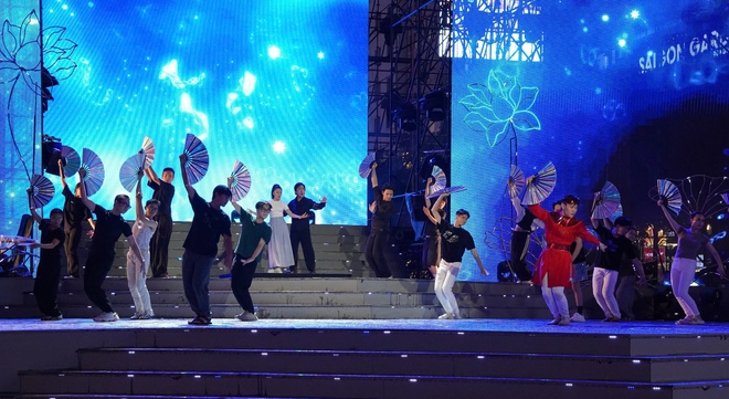 Khán giả đội mưa xem nghệ sĩ tổng duyệt Gala "Chuông vàng vọng cổ" - Ảnh 18.