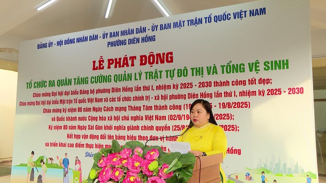Phường Diên Hồng ra quân xử lý lấn chiếm vỉa hè, lòng đường- Ảnh 2. Phường Diên Hồng ra quân xử lý lấn chiếm vỉa hè, lòng đường- Ảnh 2.