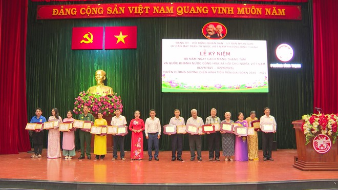 Phường Bình Thạnh kỷ niệm 80 năm Cách mạng tháng Tám và Quốc khánh 2/9- Ảnh 4. Phường Bình Thạnh kỷ niệm 80 năm Cách mạng tháng Tám và Quốc khánh 2/9- Ảnh 4.