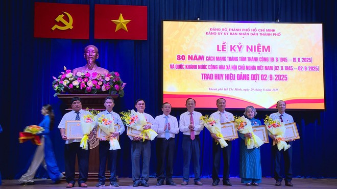 Đảng ủy UBND TP.HCM trao Huy hiệu Đảng cho 66 đảng viên- Ảnh 3. Đảng ủy UBND TP.HCM trao Huy hiệu Đảng cho 66 đảng viên- Ảnh 3.
