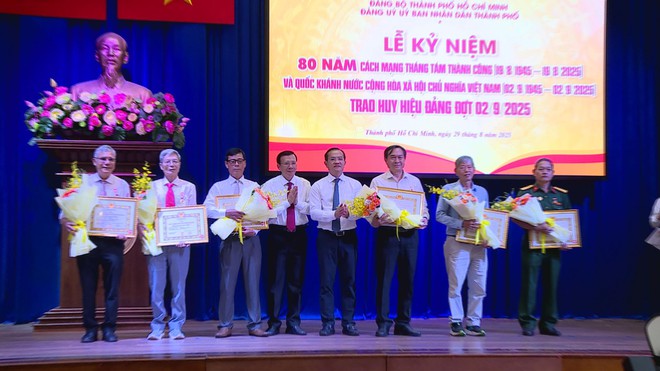 Đảng ủy UBND TP.HCM trao Huy hiệu Đảng cho 66 đảng viên- Ảnh 2. Đảng ủy UBND TP.HCM trao Huy hiệu Đảng cho 66 đảng viên- Ảnh 2.