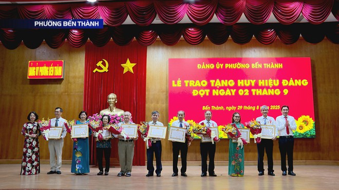 Phường Bến Thành họp mặt kỷ niệm 80 năm Cách mạng tháng Tám và Quốc khánh 2/9- Ảnh 2. Phường Bến Thành họp mặt kỷ niệm 80 năm Cách mạng tháng Tám và Quốc khánh 2/9- Ảnh 2.