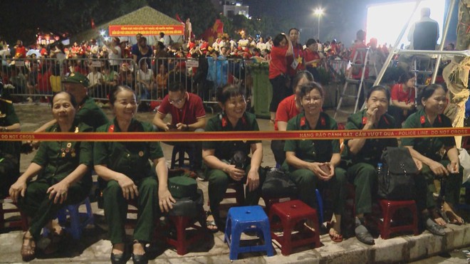 Người dân thức xuyên đêm chờ xem tổng duyệt A80- Ảnh 5. Người dân thức xuyên đêm chờ xem tổng duyệt A80- Ảnh 5.