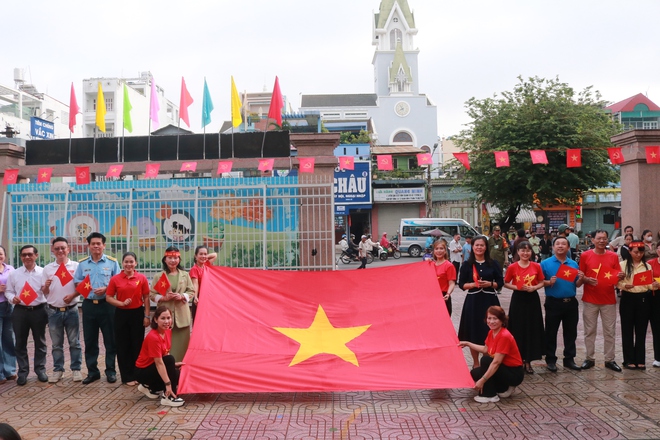 TP.HCM: Phát huy sức mạnh đại đoàn kết qua chuỗi hoạt động “Ngày hội non sông - Dân tộc kết đoàn”- Ảnh 22.