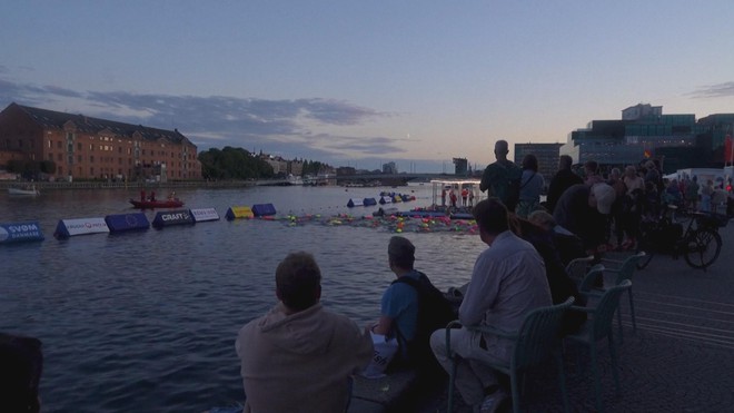Lễ hội bơi đêm Copenhagen: Trải nghiệm độc đáo dưới ánh đèn lung linh- Ảnh 1.