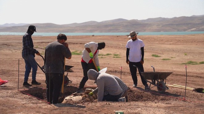 Iraq: Hạn hán làm lộ thiên nhiều ngôi mộ cổ- Ảnh 2. Iraq: Hạn hán làm lộ thiên nhiều ngôi mộ cổ- Ảnh 2.